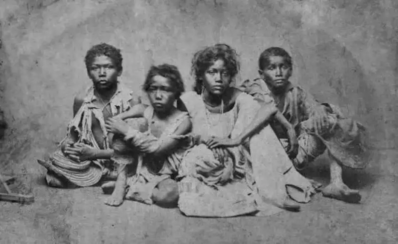 Crianças vítimas da fome durante a Grande Seca de 1877-78 no Nordeste do Brasil